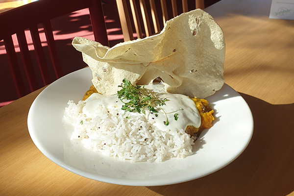 Rotes Thai Curry mit knackigem Gemüse und Jasminreis